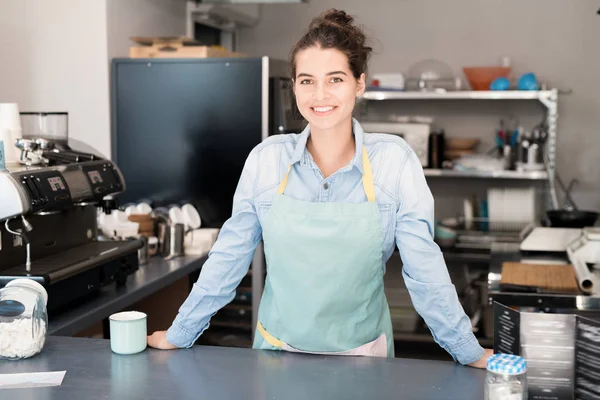 Derék Megjelöl Arckép Ból Vidám Barista Látszó Fényképezőgép Rövid Idő — Stock Fotó