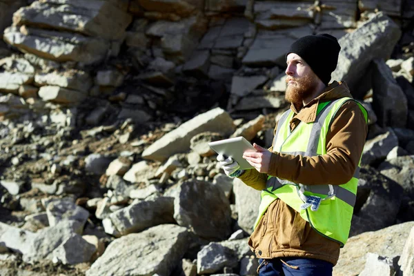 Şantiye Açık Havasında Mineral Madenlerinde Duran Yansıtıcı Ceket Giyen Genç — Stok fotoğraf