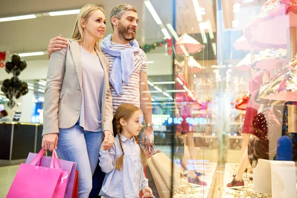 Portret Van Gelukkige Familie Kijken Naar Venster Displays Tijdens Het — Stockfoto