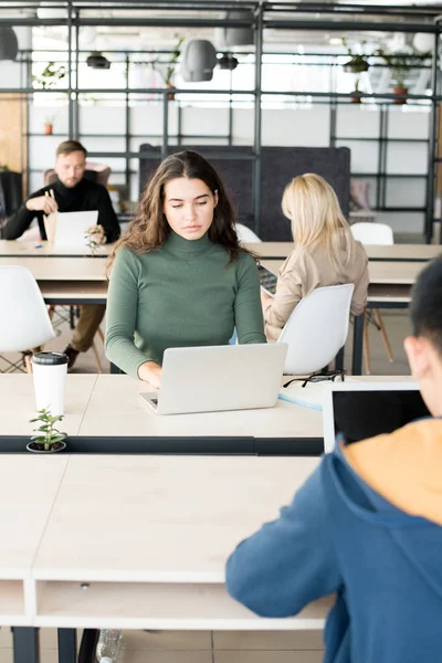 Retrato Una Mujer Joven Que Utiliza Ordenador Portátil Escritorio Mientras — Foto de Stock