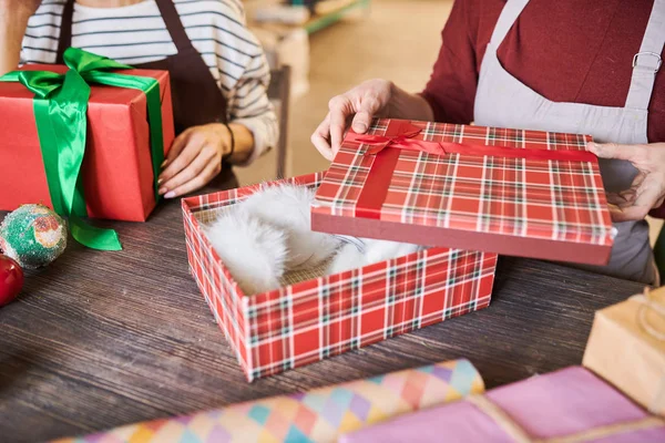 Ritratto Ravvicinato Due Donne Sorridenti Che Confezionano Regali Natale Negozio — Foto Stock