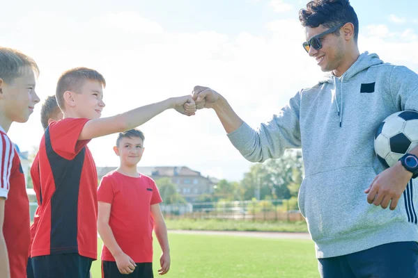 Zijaanzicht Portret Van Glimlachende Jonge Coach Handen Schudden Met Junior — Stockfoto