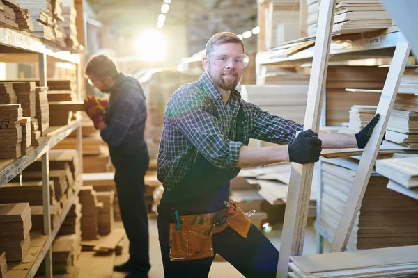 Portret Van Vrolijke Knappe Jonge Meubels Assembler Veiligheidsbril Dragen Van — Stockfoto