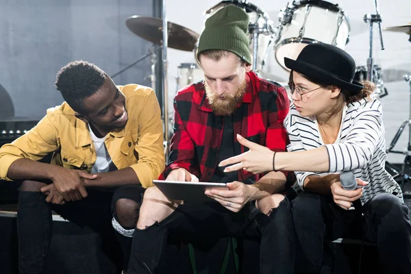 Ritratto Tre Musicisti Contemporanei Che Utilizzano Tablet Digitale Mentre Discutono — Foto Stock