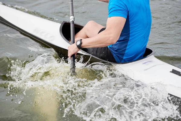 Närbild Manliga Kajakpaddlare Paddling Genom Vita Vatten Forsar — Stockfoto