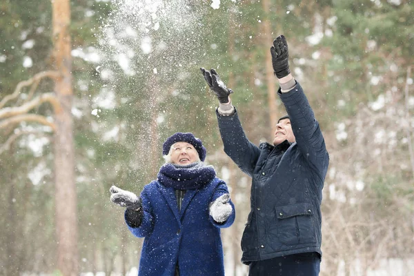 腰部的无忧无虑的老年夫妇玩雪在冬季森林 复制空间的肖像 — 图库照片