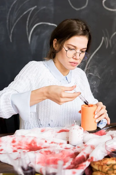 Serieuze Geconcentreerde Mooi Meisje Ronde Glazen Zittend Aan Tafel Met — Stockfoto