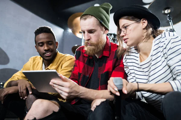 Vista Angolo Basso Presso Gruppi Multietnici Musicisti Che Usano Tablet — Foto Stock