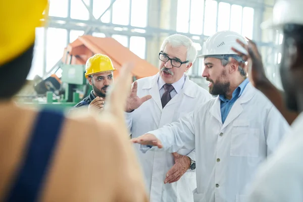 Ritratto Vita Due Dirigenti Fabbrica Maturi Che Parlano Con Sindacato — Foto Stock