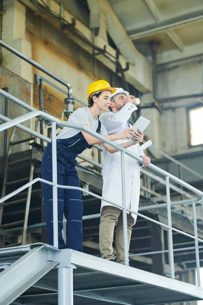 Volledige Lengte Portret Van Twee Fabrieksmedewerkers Die Het Balkon Staan — Stockfoto