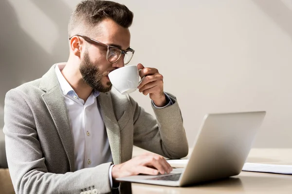 Jonge Bebaarde Zakenman Stijlvol Pak Zit Aan Het Bureau Werkt — Stockfoto