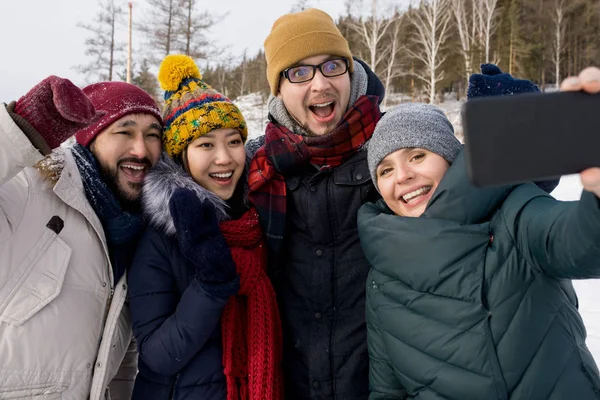 Μέση Επάνω Πορτρέτο Των Τεσσάρων Ευτυχισμένο Νέους Ανθρώπους Λήψη Selfie — Φωτογραφία Αρχείου
