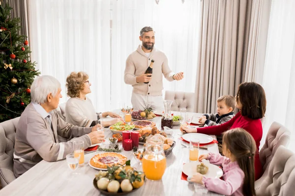 Retrato Tons Quentes Grande Família Feliz Desfrutando Jantar Natal Juntamente — Fotografia de Stock