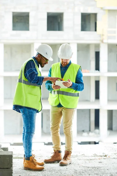 Súlyos Elfoglalt Többnemzetiségű Munkatársai Biztonsági Mellény Hardhats Megvitatása Terv Építési — Stock Fotó