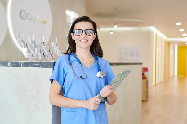 Retrato Cintura Hacia Arriba Una Joven Doctora Con Gafas Mirando — Foto de Stock