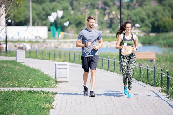 Retrato Larga Duración Pareja Joven Moderna Corriendo Juntos Aire Libre — Foto de Stock