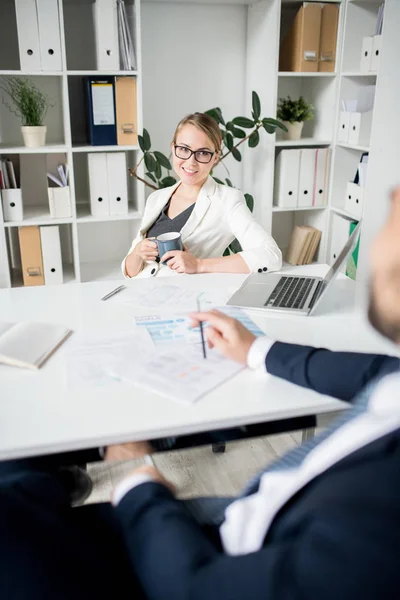 Jefa Atractiva Confianza Positiva Gafas Sentadas Mesa Con Computadora Portátil — Foto de Stock