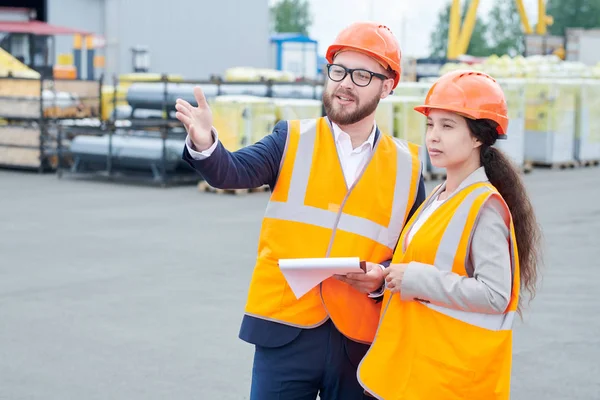 Midja Upp Porträtt Framgångsrik Skäggiga Affärsman Slitande Hardhat Och Hållande — Stockfoto