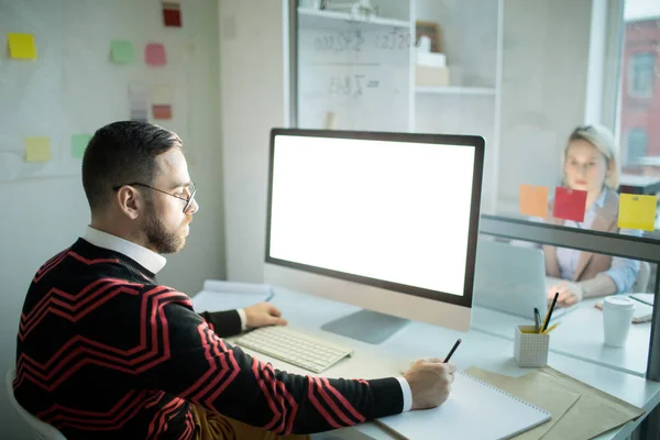 Grave Diseñador Barbudo Ocupado Guapo Gafas Sentadas Mesa Tomando Notas — Foto de Stock