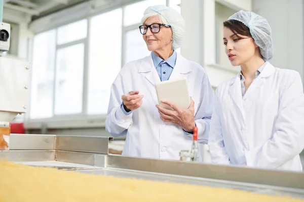 Retrato Cintura Hacia Arriba Dos Trabajadores Fábrica Pie Junto Cinta — Foto de Stock