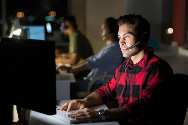 Retrato Del Operador Servicio Cliente Masculino Que Trabaja Por Noche — Foto de Stock