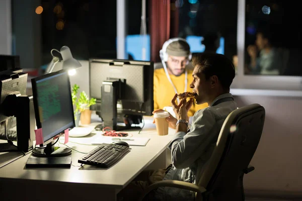 Grupo Pessoas Que Trabalham Juntas Noite Concentrar Homem Comer Lanches — Fotografia de Stock