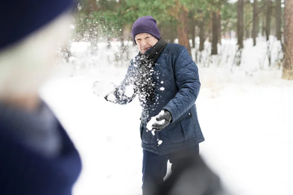 Πορτραίτο Του Ενεργού Ανώτερου Ανθρώπου Που Παίζει Χιονόμπαλα Στο Χειμερινό — Φωτογραφία Αρχείου
