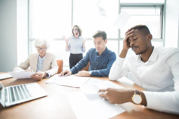 Benadrukte Emotionele Jonge Zakenvrouw Formalwear Staande Achtergrond Schreeuwt Luid Terwijl — Stockfoto