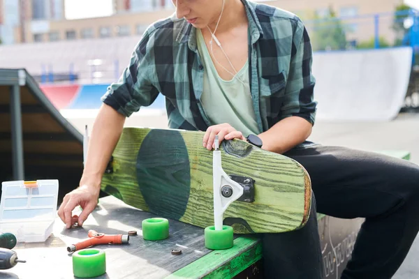 Retrato Meados Seção Jovem Contemporâneo Fixando Rodas Mudança Skate Banco — Fotografia de Stock