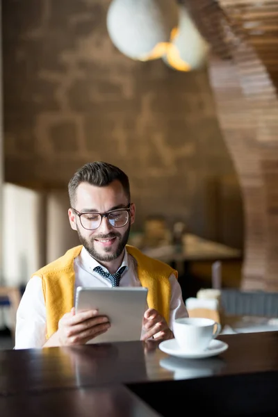 Portret Van Lachende Zakenman Het Dragen Van Een Bril Met — Stockfoto