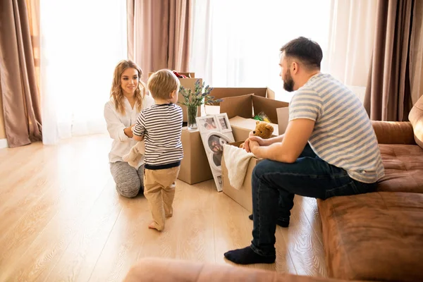 Retrato Larga Duración Familia Feliz Jugando Con Niño Casa Disfrutando —  Fotos de Stock