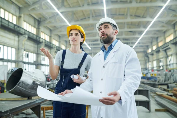 Waist Portrait Female Factory Worker Discussing Work Mature Engineer Holding — Stock Photo, Image