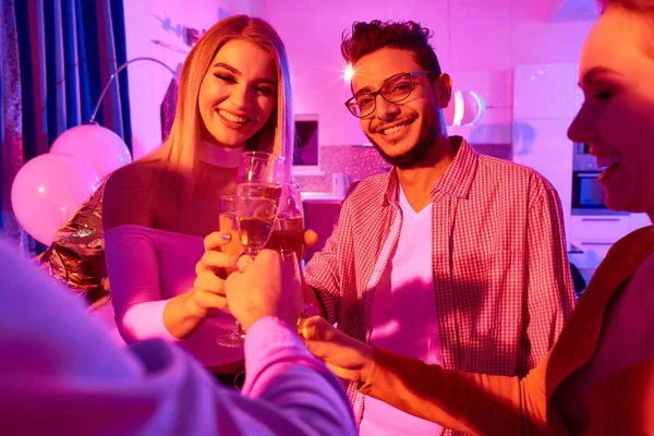 Groep Jonge Mensen Vieren Nieuwjaar Klinkende Met Glazen Champagne Met — Stockfoto