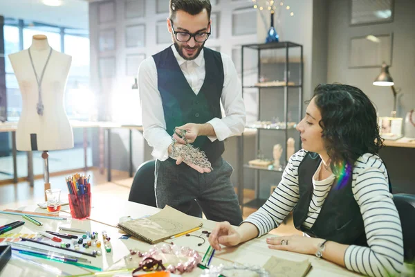 Portret Van Twee Sieradenontwerpers Bespreken Luxe Ketting Tijdens Het Werken — Stockfoto