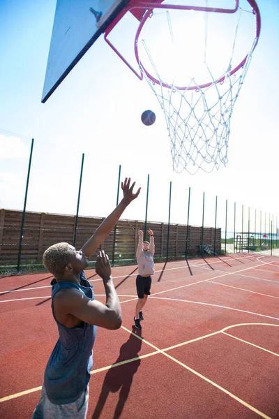 Akční Portrét Dvou Mladých Mužů Kteří Hrajou Basketbal Skáčou Venkovním — Stock fotografie