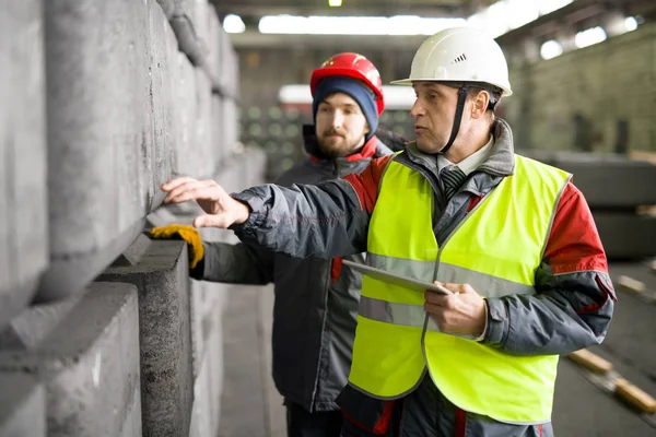 Taille Portret Van Volwassen Werknemer Dragen Warme Jas Hardhat Met — Stockfoto