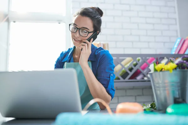 Taille Portret Van Moderne Jonge Zakenvrouw Spreken Telefoon Het Gebruik — Stockfoto