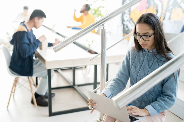 Súlyos Vonzó Ifjú Hölgy Szemüveg Lépcsőn Használja Laptop Modern Coworking — Stock Fotó