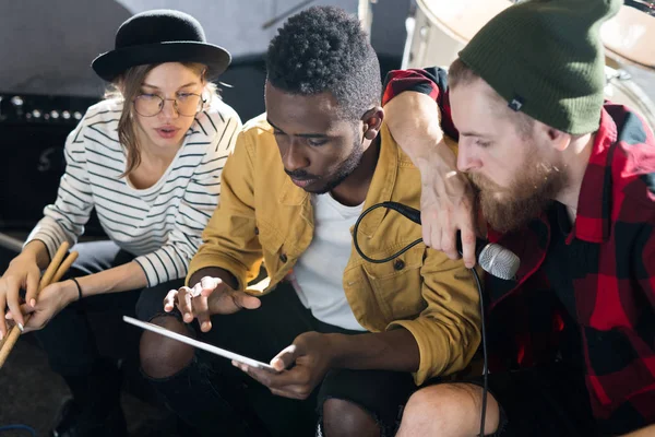 Retrato Três Jovens Usando Tablet Digital Enquanto Escrevem Música Ensaio — Fotografia de Stock