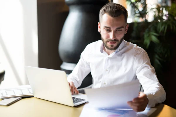 Portret Van Knappe Bebaarde Zakenman Dragen Wit Overhemd Lezen Van — Stockfoto