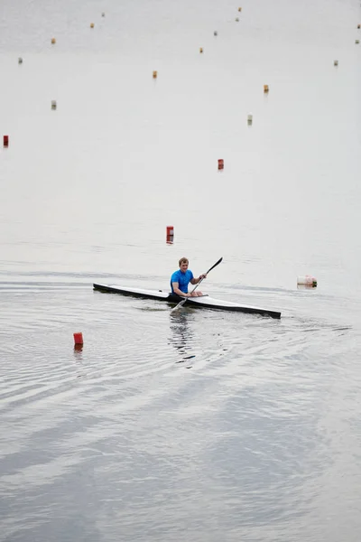 Kayaker Jovem Estudando Para Flutuar Caiaque Lago — Fotografia de Stock