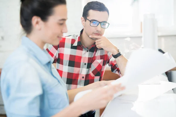 Nachdenkliche Kollegen Lässigen Hemden Stehen Großformatdrucker Und Prüfen Gemeinsam Papiere — Stockfoto