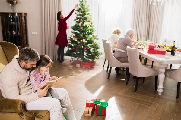 Scène Famille Profitant Jour Noël Ensemble Mère Décorant Arbre Tandis — Photo