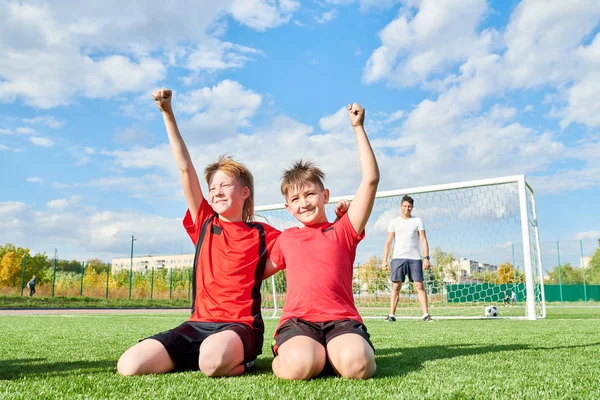 Ganzkörperporträt Von Zwei Juniorenfußballern Die Sonnenlicht Auf Einem Fußballplatz Jubeln — Stockfoto