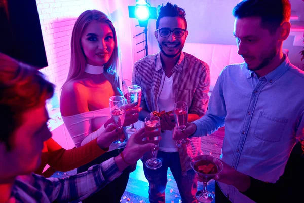 Groep Jonge Mannen Vrouwen Met Champagne Glazen Verzamelen House Party — Stockfoto
