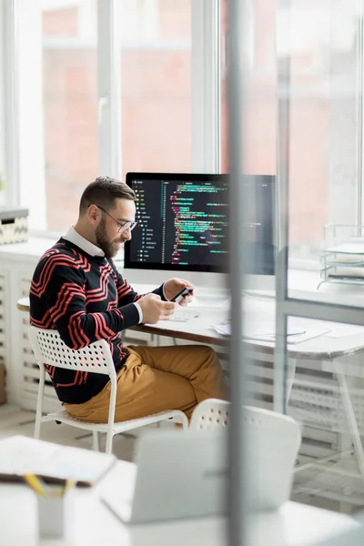 Lachende Inhoud Knappe Professionele Programmeur Modieuze Trui Zittend Aan Tafel — Stockfoto