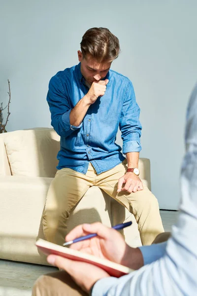 Grave Concentrato Giovane Uomo Camicia Jeans Seduto Sul Divano Cercando — Foto Stock