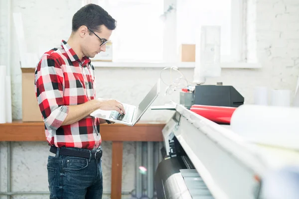 Vista Lateral Homem Inteligente Casual Óculos Trabalhando Com Laptop Escritório — Fotografia de Stock