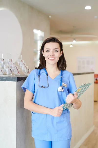 Retrato Una Joven Doctora Mirando Cámara Sonriendo Alegremente Mientras Posaba — Foto de Stock