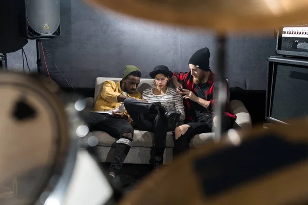 Portrait Trois Jeunes Contemporains Assis Sur Canapé Refroidissant Dans Studio — Photo